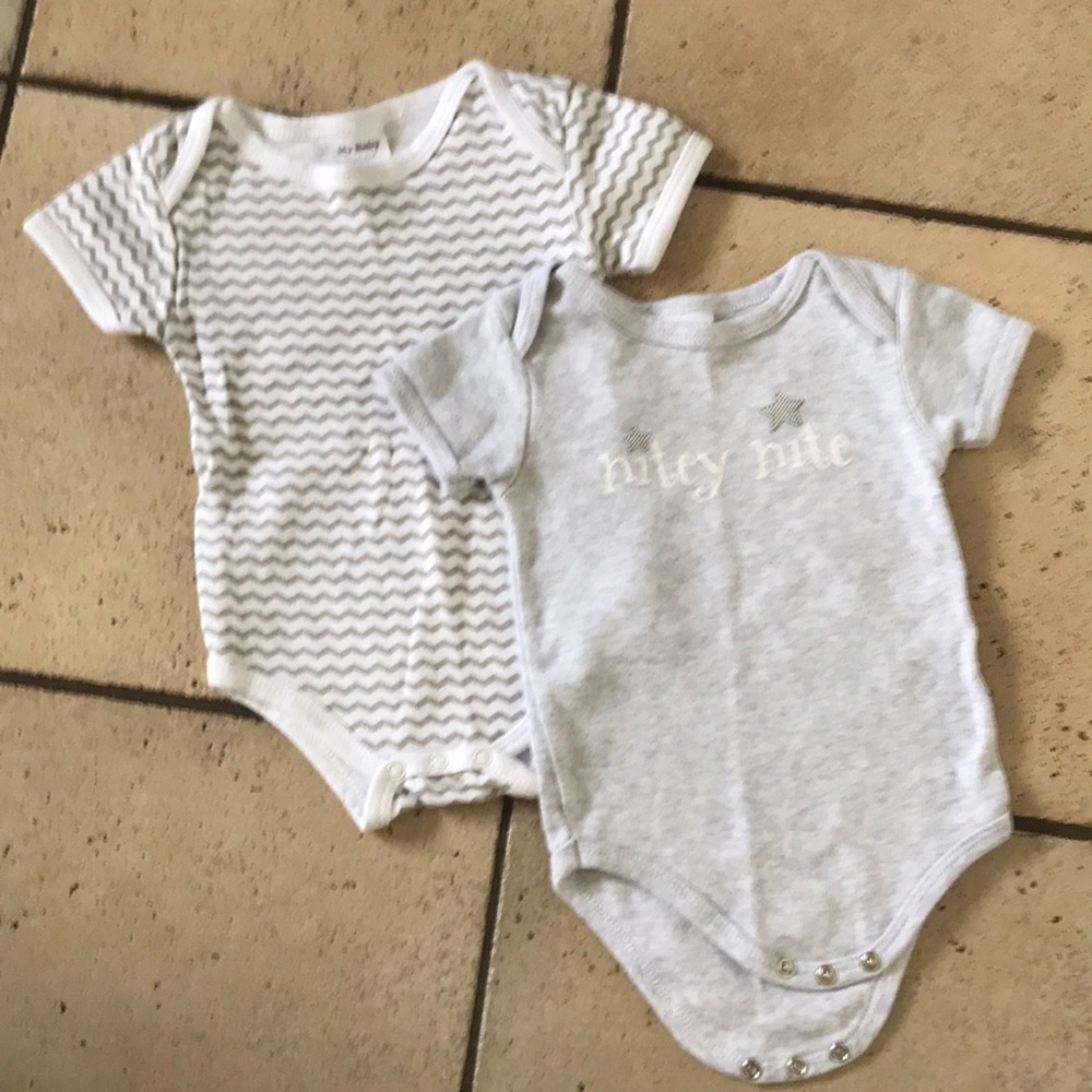 Set of two onesies